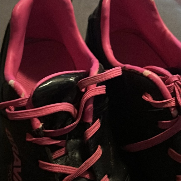 Brava Black and Pink Girl's Soccer Cleats Preowned in great condition, size‎ 1. - Picture 7 of 7